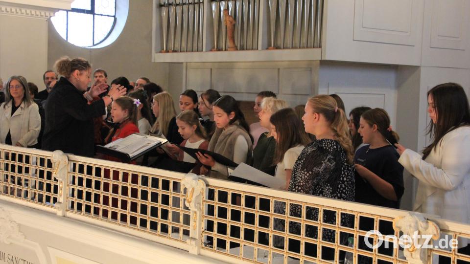 Der Chor &quot;Cantores Michaeli&quot; aus Schönkirch und der Schulchor gestalteten den Gottesdienst. Bild: kro