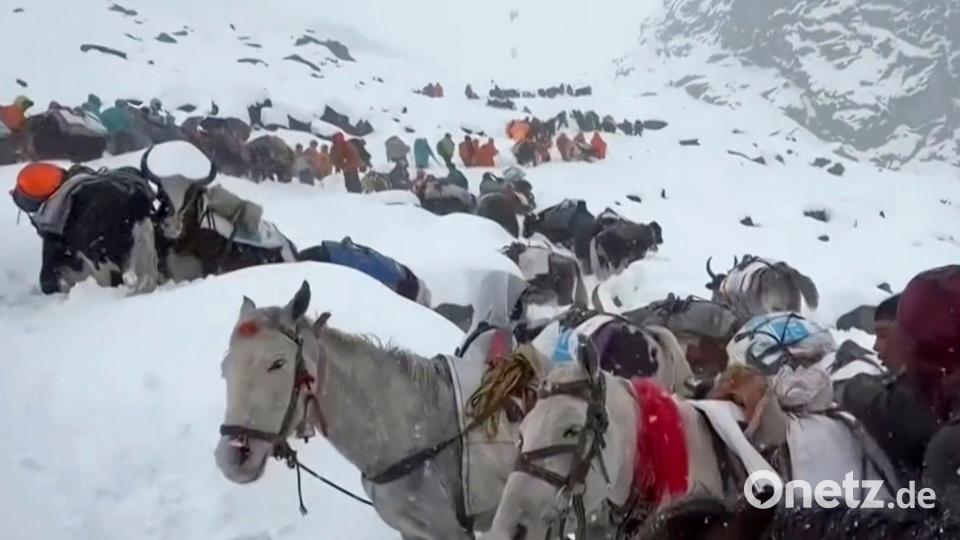 Wanderer sitzen am Mount Everest fest. Bild: Lingsuiye/Xinhua/AP/dpa