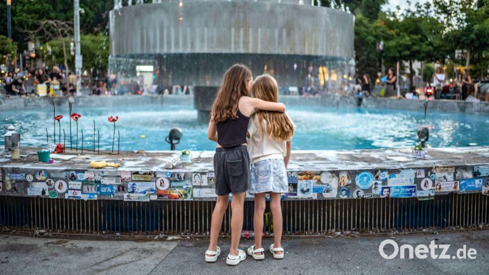 Zwei Mädchen stehen an der Gedenkstätte am Dizengoff-Brunnen in Tel Aviv im Vorfeld des zweiten Jahrestages des Hamas-Anschlags vom 7. Oktober 2023. Bild: Ilia Yefimovich/dpa