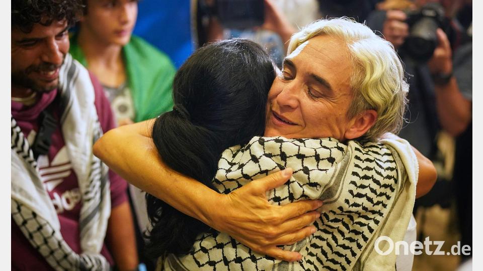 In Spanien wurden die Aktivisten mit Jubel und Gesängen empfangen. Bild: Joan Mateu Parra/AP/dpa