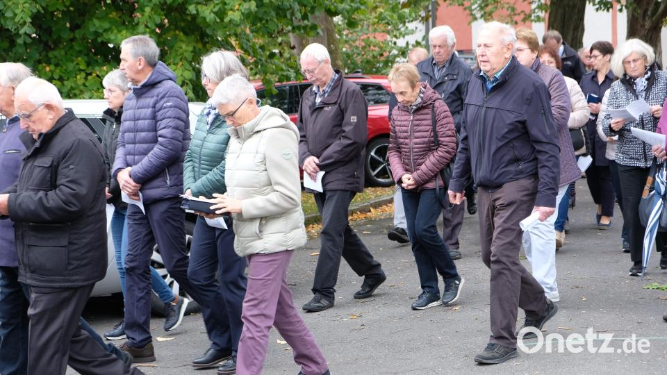 Dem feierlichen Gottesdienst folgte eine eucharistische Prozession um das Dorf. Bild: do