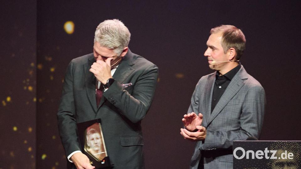 Bastian Schweinsteiger (l) zählt jetzt zu den Mitgliedern der Hall of Fame des deutschen Fußballs. Bild: Bernd Thissen/dpa