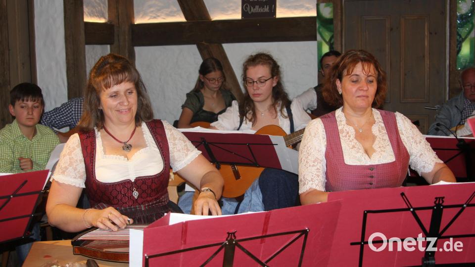 Nach dem Hutzaaabend in Röthenbach versprach Vorsitzende Heidi Banzer (2. von links) eine Fortführung dieser erfolgreichen Idee. Bild: wro