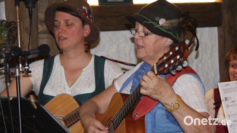 Die &quot;Koiserweiwer&quot; Gabi (rechts) und Theresa stammen aus Nitzlbuch bei Auerbach. Sie sind Mutter und Tochter. Bild: wro