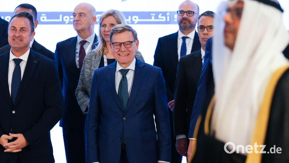 Der deutsche Außenminister Johann Wadephul (M) in Kuwait. Bild: Soeren Stache/dpa