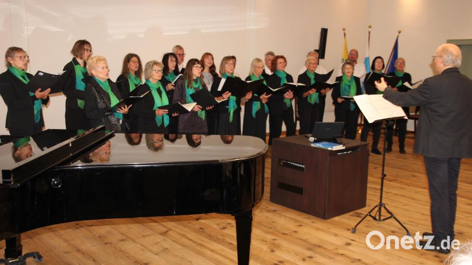 Der Kammerchor der Kreismusikschule unter der Leitung von Helmut Burkhardt (rechts) imponierte unter anderem mit &quot;Es stunden drei Rosen&quot;. Bild: kro