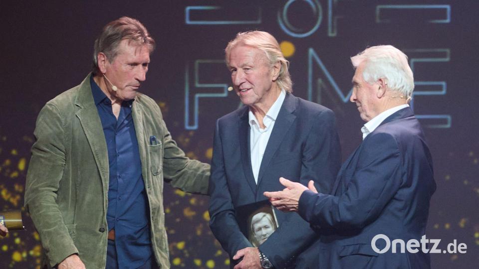 Horst Hrubesch (M) hatte bei seiner Ehrung gute Laune. Bild: Bernd Thissen/dpa