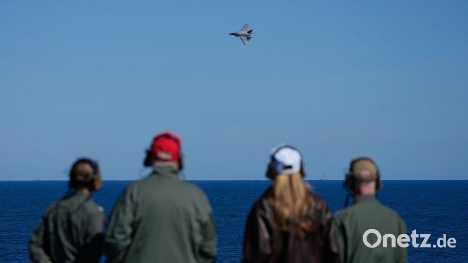 US-Präsident Donald Trump und First Lady Melania Trump beobachten an Bord des Flugzeugträgers USS George H.W. Bush im Atlantik vor der Küste von Norfolk ein Kampfflugzeug im Rahmen des 250-jährigen Jubiläums der US-Marine. Bild: Alex Brandon/AP/dpa