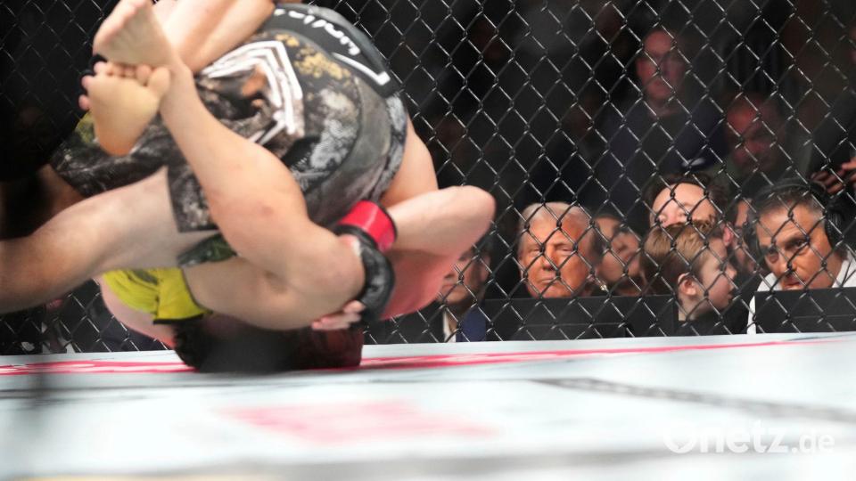 Nicht selten wird einer der UFC-Kämpfer im Ring bewusstlos geprügelt. Bild: Lynne Sladky/AP/dpa