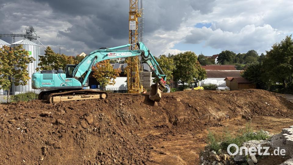 In Edelsfeld haben an der Baustelle schon die Vorarbeiten begonnen – Ende 2026 soll der Neubau bezugsfertig sein. Bild: ge