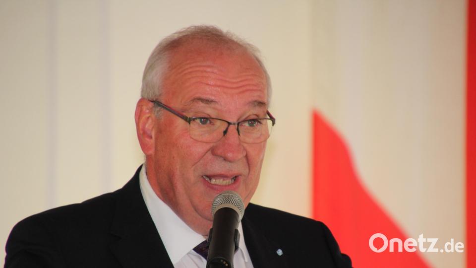 Bezirkstagspräsident Franz Löffler zur Äbtissin: &quot;Sie haben dem Bezirk gut getan&quot;. Bild: kro