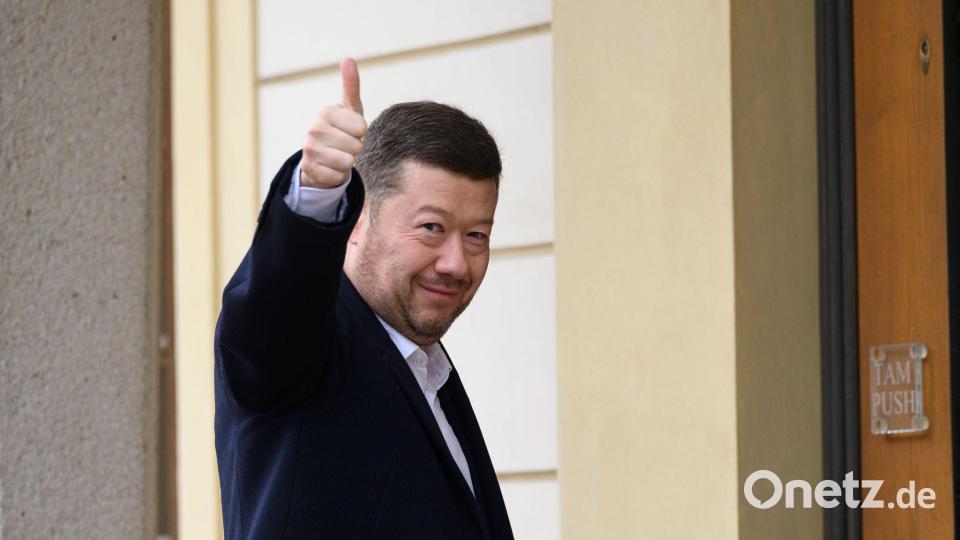 Der Vorsitzende der Partei Freiheit und direkte Demokratie (SPD), Tomio Okamura, begrüßt Fotografen auf seinem Weg zu Präsident Pavel, der ihn zu einer Nachwahlberatung eingeladen hatte. Bild: Kamaryt Michal/CTK/dpa