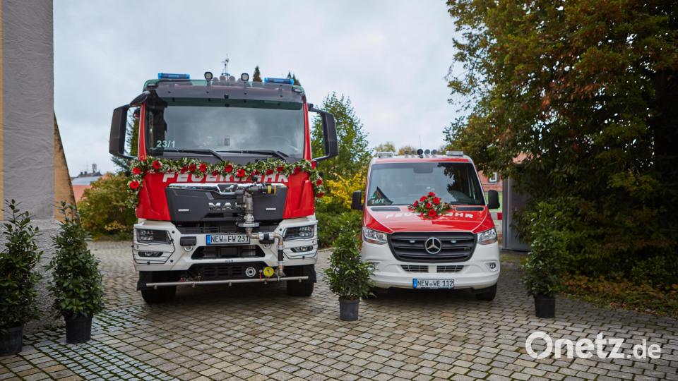 Die Feuerwehr Windischeschenbach hat die Neuzugänge für die Fahrzeugsegnung geschmückt. Bild: Verena Lindner