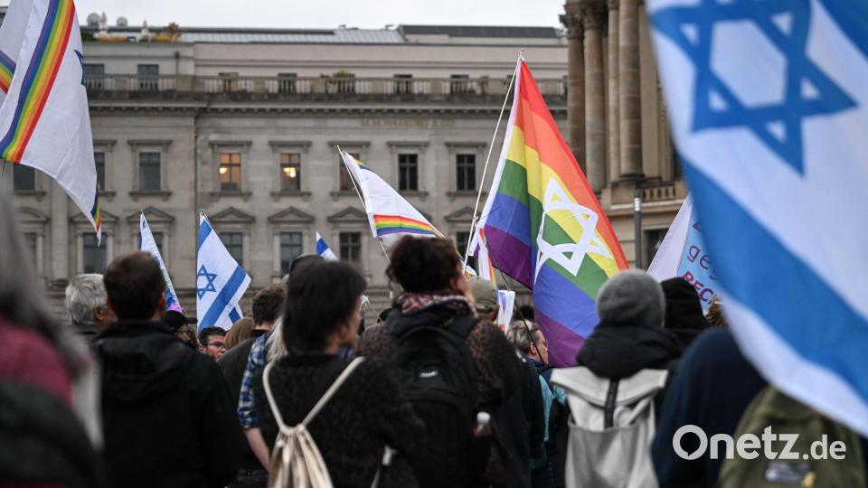 Menschen versammeln sich auf dem Bebelplatz zu einer Mahnwache zum 7. Oktober 2023. Bild: Britta Pedersen/dpa