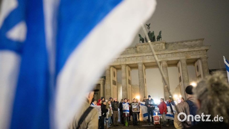 Menschen erinnern am Brandenburger Tor an die Opfer des 7. Oktober. Bild: Sebastian Christoph Gollnow/dpa