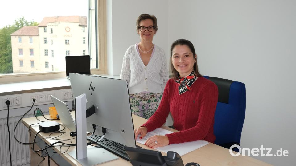 Ines Groß (sitzend) wechselte vom Jugendamt Schwandorf zum Landesjugendamt und arbeitet an der Seite von Karin Herzinger (stehend), die zuletzt am Sozialministerium tätig war und jetzt die Dienststelle in Schwandorf leitet. Bild: Hirsch