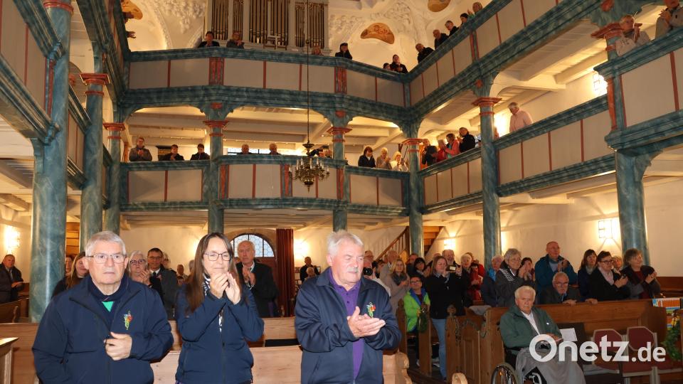 Das Publikum dankt mit stehendem Applaus. Bild: rpp