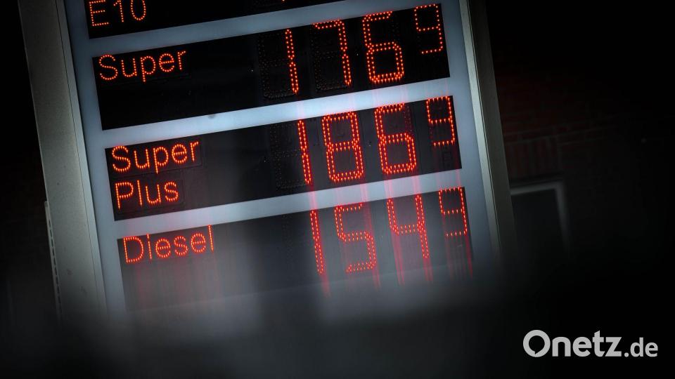 Ein Liter Super für 1,77 Euro - ziemlich teuer. Anderswo war das günstiger zu haben. (Archivbild) Bild: Sina Schuldt/dpa