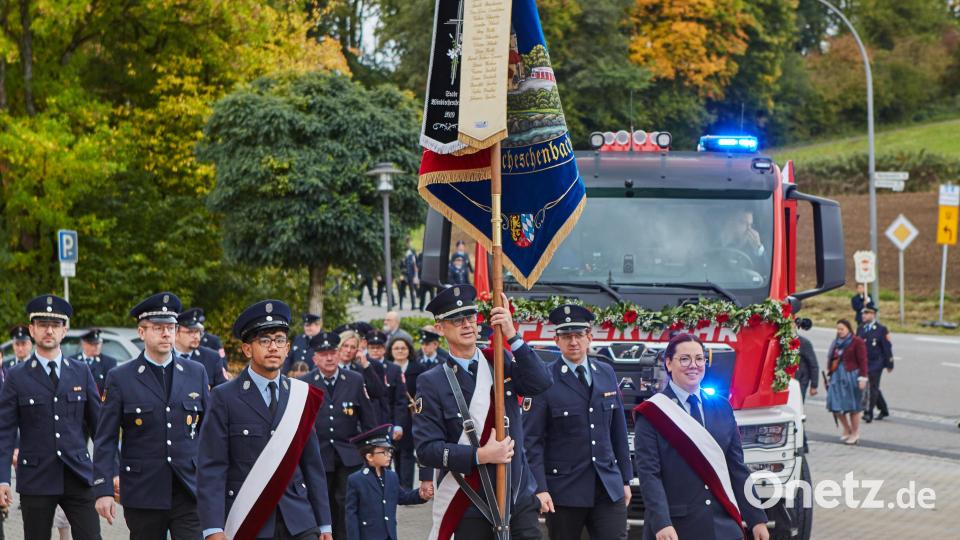 Der Kirchenzug mit Fahnen und vielen Feuerwehrmitgliedern. Bild: Verena Lindner