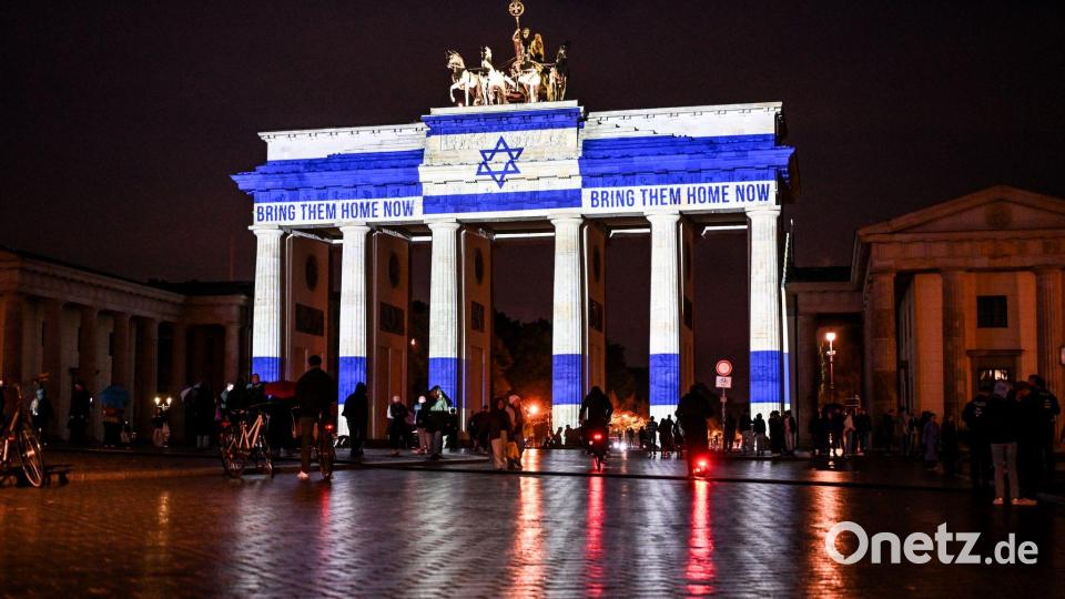 Das Brandenburger Tor ist in den Farben der israelischen Flagge angestrahlt. Bild: Britta Pedersen/dpa