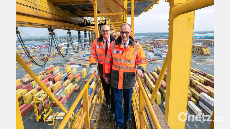 Hoffentlich schwindelfrei: Bundeskanzler Friedrich Merz und Bremens Bürgermeister Andreas Bovenschulte (SPD) stehen auf einer Containerbrücke im Überseehafen in Bremerhaven. Bild: Sina Schuldt/dpa Pool/dpa