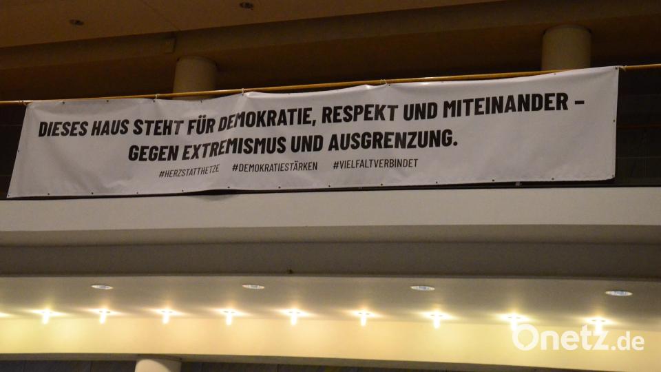 Dieses Banner in der Max-Reger-Halle bleibt dort noch bis Ende Oktober hängen. Bild: Kunz