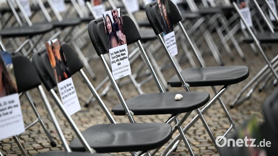 Rund 1.100 Stühle wurden vor Wahrzeichen aufgestellt. Bild: Lilli Förter/dpa