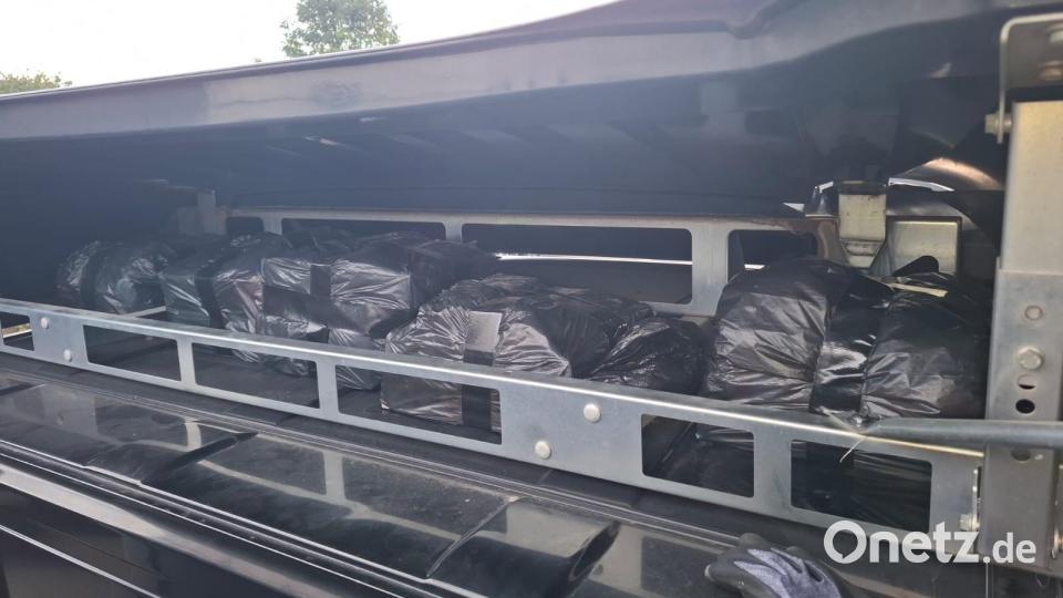 Zigarettenversteck über der Fahrerkabine: Mehrere in Plastiktüten verpackte Stangen hinter dem Dachspoiler des Lkw. Bild: Hauptzollamt Regensburg