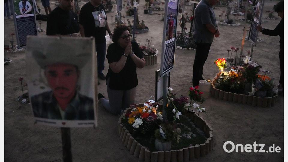 Menschen trauern am Jahrestag am Ort des Nova-Musikfestivals. Die terroristische Hamas hatte das Fest angegriffen, Hunderte Menschen getötet und viele weitere in den Gazastreifen verschleppt. Bild: Ariel Schalit/AP/dpa