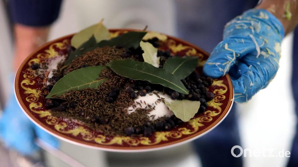 Auf die richtige Würze kommt es beim Herstellen von Sauerkraut an, die Gewürzmischung auf dem Hof in Etzenricht ist immer noch Part der Senior-Chefin Frieda Beutner. Bild: war
