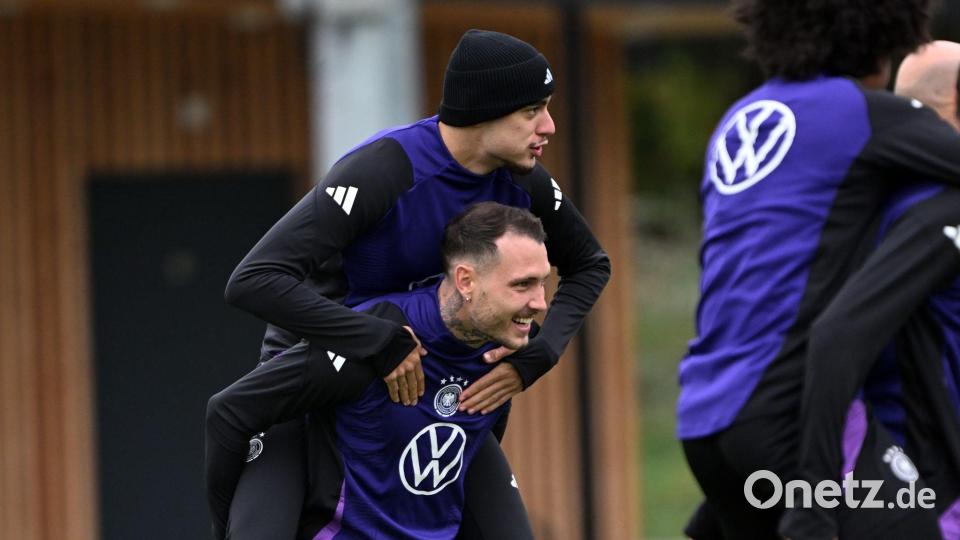 Erst Huckepack dann Doppelpack? Beim Training der Fußball-Nationalmannschaft vor dem WM-Quali-Spiel gegen Luxemburg trägt David Raum Aleksandar Pavlovic auf den Schultern. Bild: Federico Gambarini/dpa
