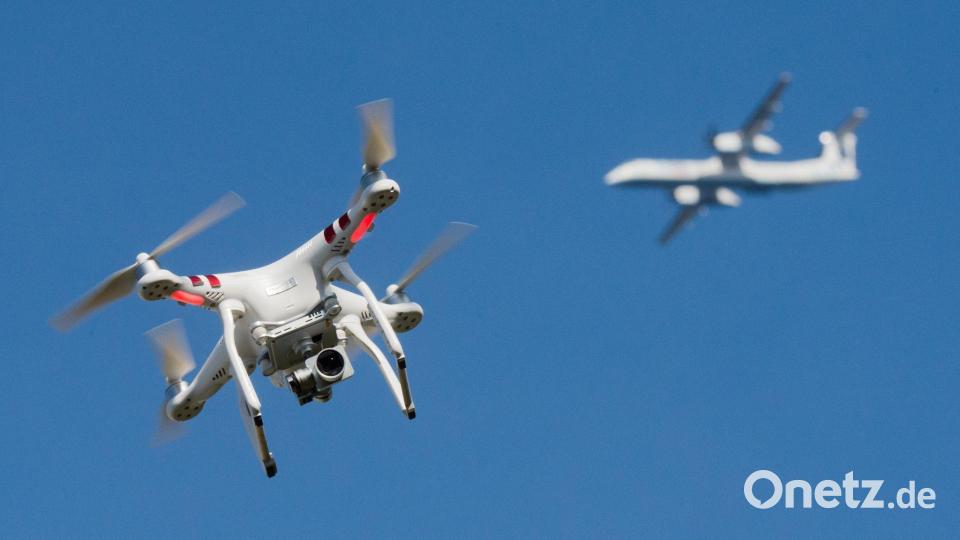 Nachdem es europaweit mehr Drohnensichtungen in Bereichen der kritischen Infrastruktur gegeben hat, reagiert Bayern mit einer Novelle des Polizeiaufgabengesetzes. (Symbolbild) Bild: Julian Stratenschulte/dpa