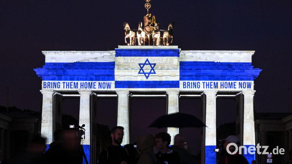 Das Brandenburger Tor ist in den Farben der israelischen Flagge angestrahlt. Bild: Britta Pedersen/dpa