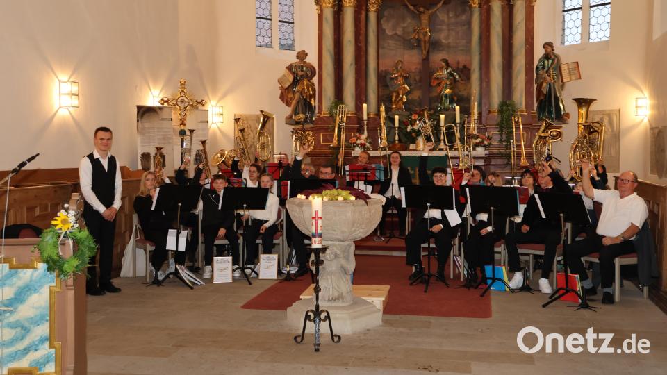 Für den rauschenden Applaus danken die Bläser mit dem Bläsergruß und einer Zugabe. Bild: rpp