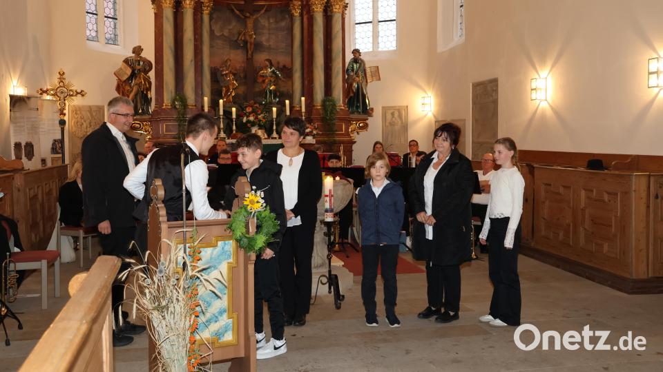 Die sogenannten Jungbläser beenden ihren Ausbildungskurs und werden feierlich in den großen Chor aufgenommen. Bild: rpp