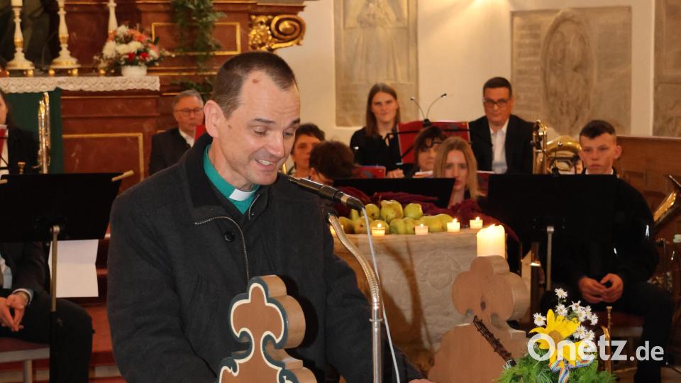 Pfarrer Klausfelder würdigt das vielseitige Engagement der 60-jährigen musikalischen Zeit über drei Generationen hinweg und mit funktionierender Nachwuchsarbeit. Bild: rpp