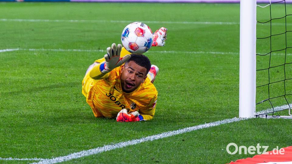 Gut in Form: Noah Atubolu lenkt am Sonntag in Mönchengladbach den Ball um den Pfosten. Bild: David Inderlied/dpa