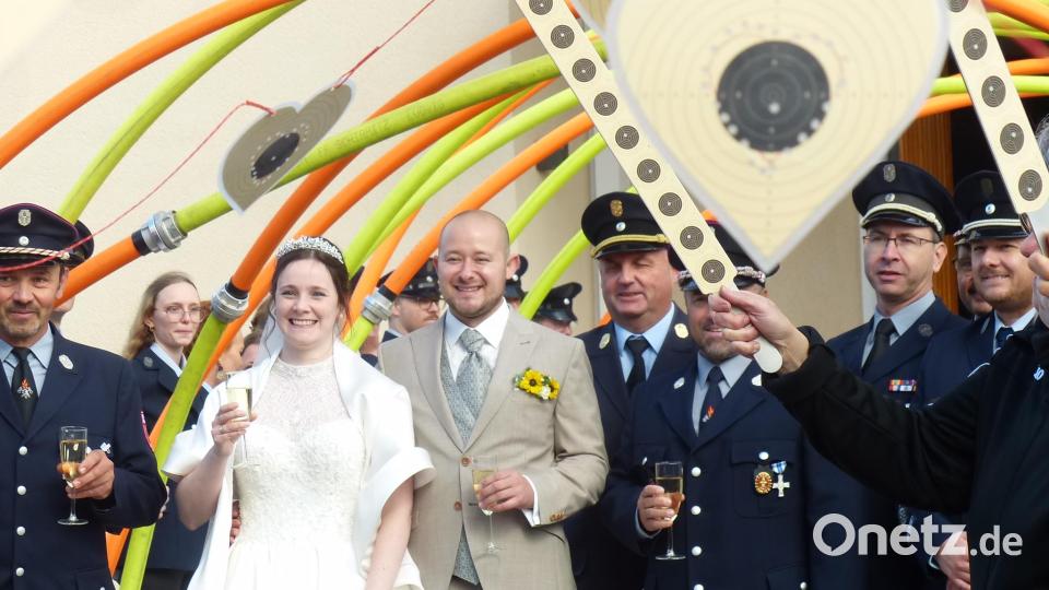 Das Brautpaar im Kreise ihrer Feuerwehrkollegen. Bild: hme