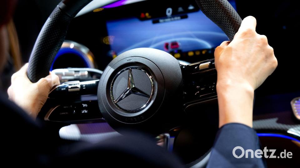 Mercedes-Benz hat erneut weniger Fahrzeuge verkauft. (Archivbild) Bild: Sven Hoppe/dpa