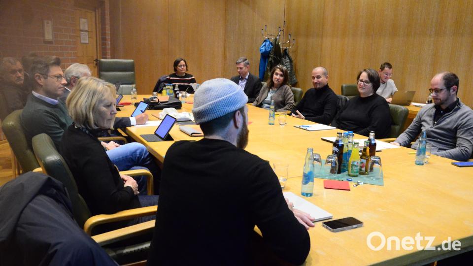Lukas Höllerer (vorne), der neue Geschäftsführer der Max-Reger-Halle, steht dem Kultur- und Tourismusbeirat Rede und Antwort. Bild: Kunz