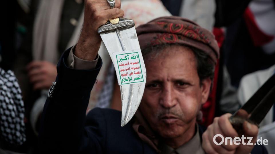 Ein Huthi-Anhänger hebt einen traditionellen jemenitischen Dolch (Jambiya) mit dem Huthi-Slogan (Sarkha), der übersetzt „Allah ist der Größte, Tod für Amerika, Tod für Israel, Fluch über die Juden, Sieg für den Islam“ bedeutet, während einer Demonstration in Sanaa. Bild: Osamah Yahya/dpa