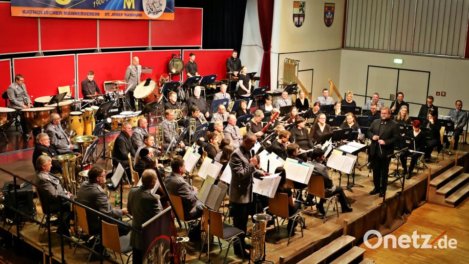 Der Reservistenmusikzug Oberpfalz unter Leitung von Dirigent Thomas Prechtl (rechts) bekam viel Applaus. Die Musiker Christian Ziegler und Tobias Kiener (Mitte, stehend) führten durch das kurzweilige Programm. Bild: bph