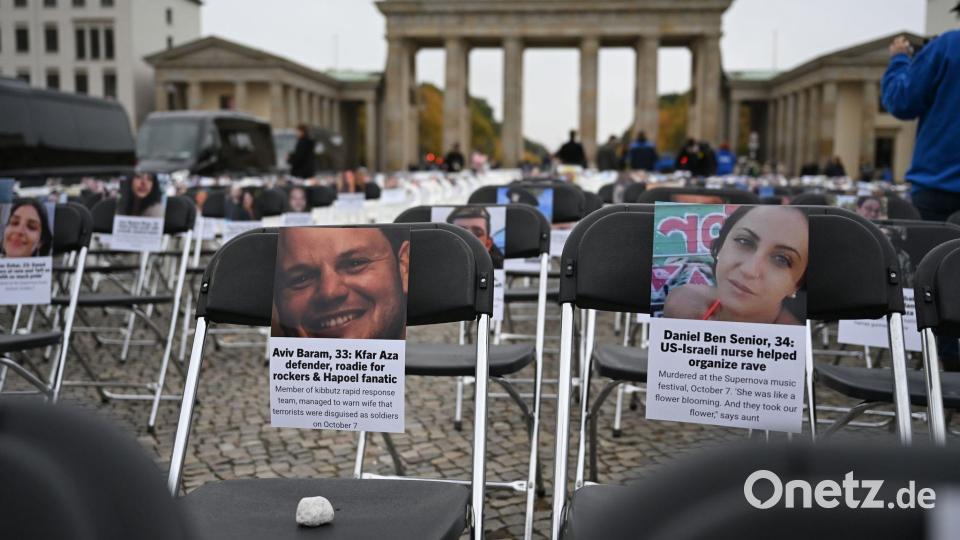 Mit den Stühlen soll an die Opfer erinnert werden. Bild: Lilli Förter/dpa