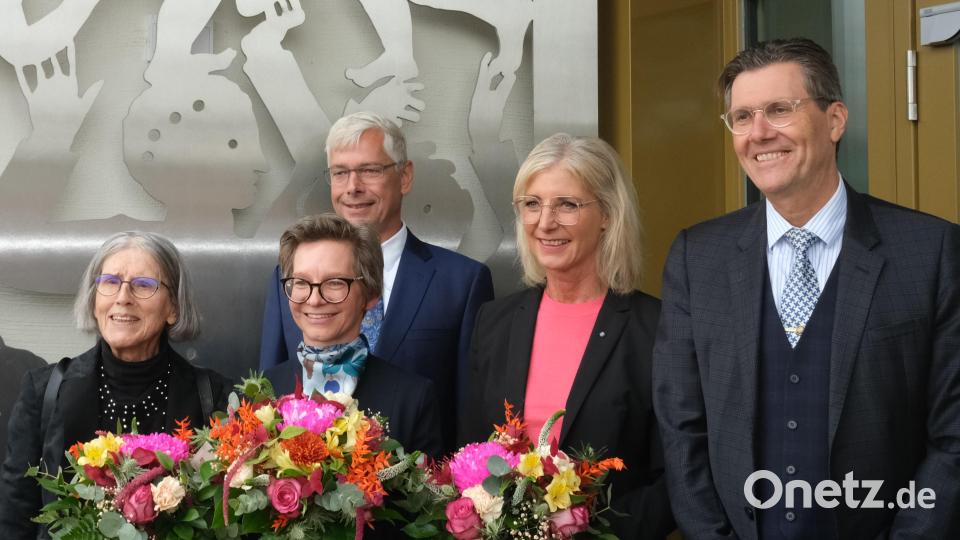 Sprechen bei der Einweihungsfeier der Landesjugendamtsstelle Schwandorf (von links): Künstlerin Johanna Obermüller, Dienststellenleiterin Karin Herzinger, Jugendamtsleiter Harald Britze, Ministerin Ulrike Scharf und Präsident Norbert Kollmer. Bild: Hirsch