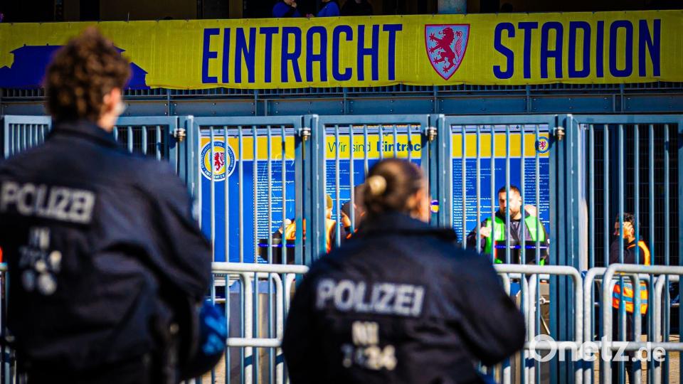 Beim Derby zwischen Braunschweig und Hannover soll es keine personalisierten Tickets geben. Bild: Moritz Frankenberg/dpa
