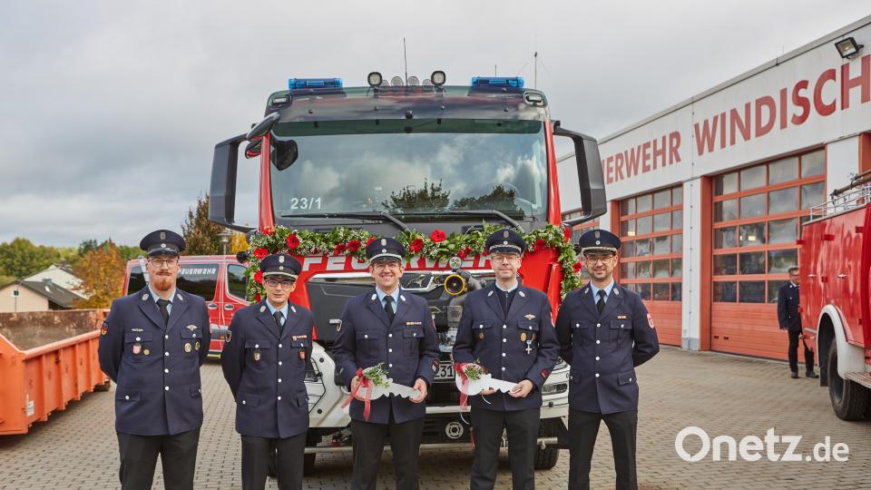 Die Verantwortlichen der Feuerwehr Windischeschenbach nehmen symbolisch die Fahrzeugschlüssel in Empfang. Bild: Verena Lindner