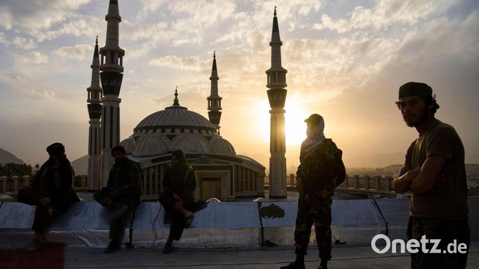 Taliban stehen Wache auf dem Nadir-Khan-Hügel in Kabul. Bild: Ebrahim Noroozi/AP/dpa