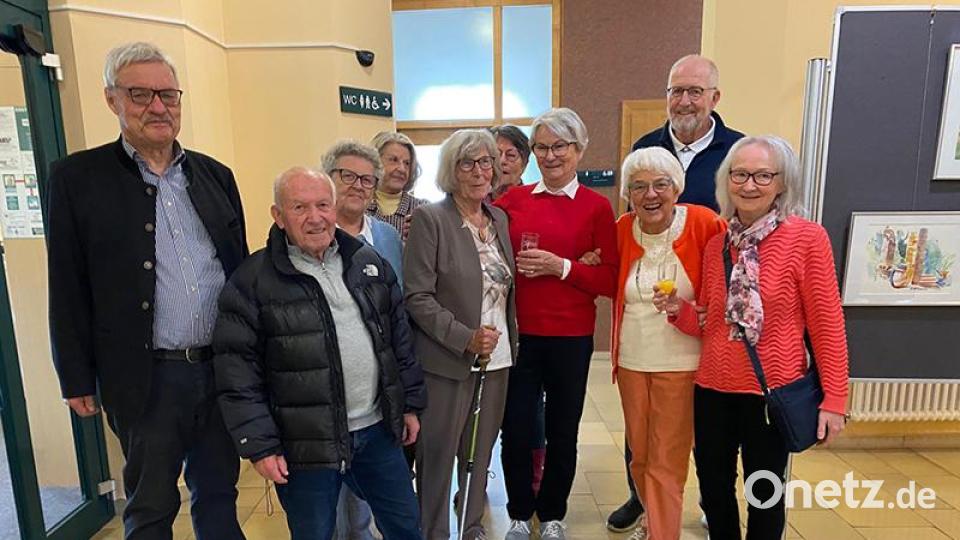 Die Teilnehmerinnen und Teilnehmer der Malgruppe des Maria-Seltmann-Hauses freuen sich, ihre Kunstwerke präsentieren zu dürfen. Bild: Stadt Weiden