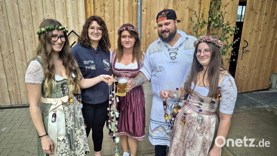 Klopfer gehören zum Ritual: Denise Sendelweck, Hannah Höreth, Jasmin Kauper, Maximilian Graf und Katharina Hübner (von links) Bild: whü