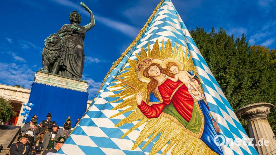 Mit Eichenkranz, Schwert und Löwe steht die Schutzpatronin Bayerns für Ruhm, Kraft und Ehre des Freistaats. Bild: Peter Kneffel/dpa